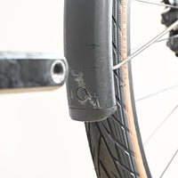 Garde-boue noir rayé de vélo électrique Loop Sports Scott Sub Active 20 avec pneu à flanc marron