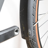 Garde-boue noir rayé sur la roue avant d'un vélo électrique Scott Sub Active 20 chez Loop Sports