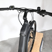Vue plongeante du guidon et du cadre noir du vélo électrique Loop Sports Scott Sub Active 20 avec écran LCD