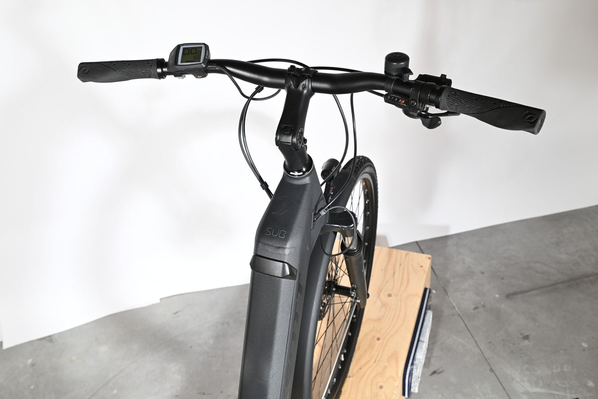 Vue plongeante du guidon et du cadre noir du vélo électrique Loop Sports Scott Sub Active 20 avec écran LCD