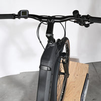 Vue de dessus du guidon et cadre noir du vélo électrique Loop Sports Scott Sub Active 20 avec écran LCD intégré