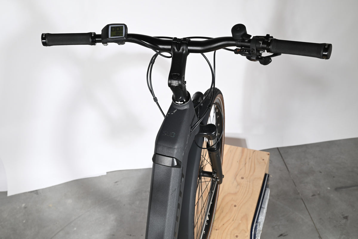 Vue de dessus du guidon et cadre noir du vélo électrique Loop Sports Scott Sub Active 20 avec écran LCD intégré