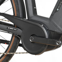 Gros plan sur le moteur Bosch et le pédalier du vélo électrique Loop Sports Scott Sub Active 20 noir