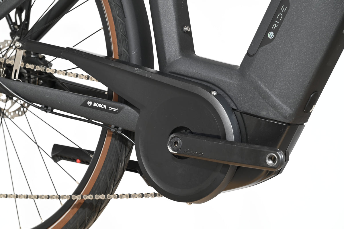 Gros plan sur le moteur Bosch et le pédalier du vélo électrique Loop Sports Scott Sub Active 20 noir