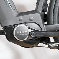 Moteur électrique Bosch Active Line noir monté sur le cadre d'un vélo électrique Loop Sports Scott Sub Active 20