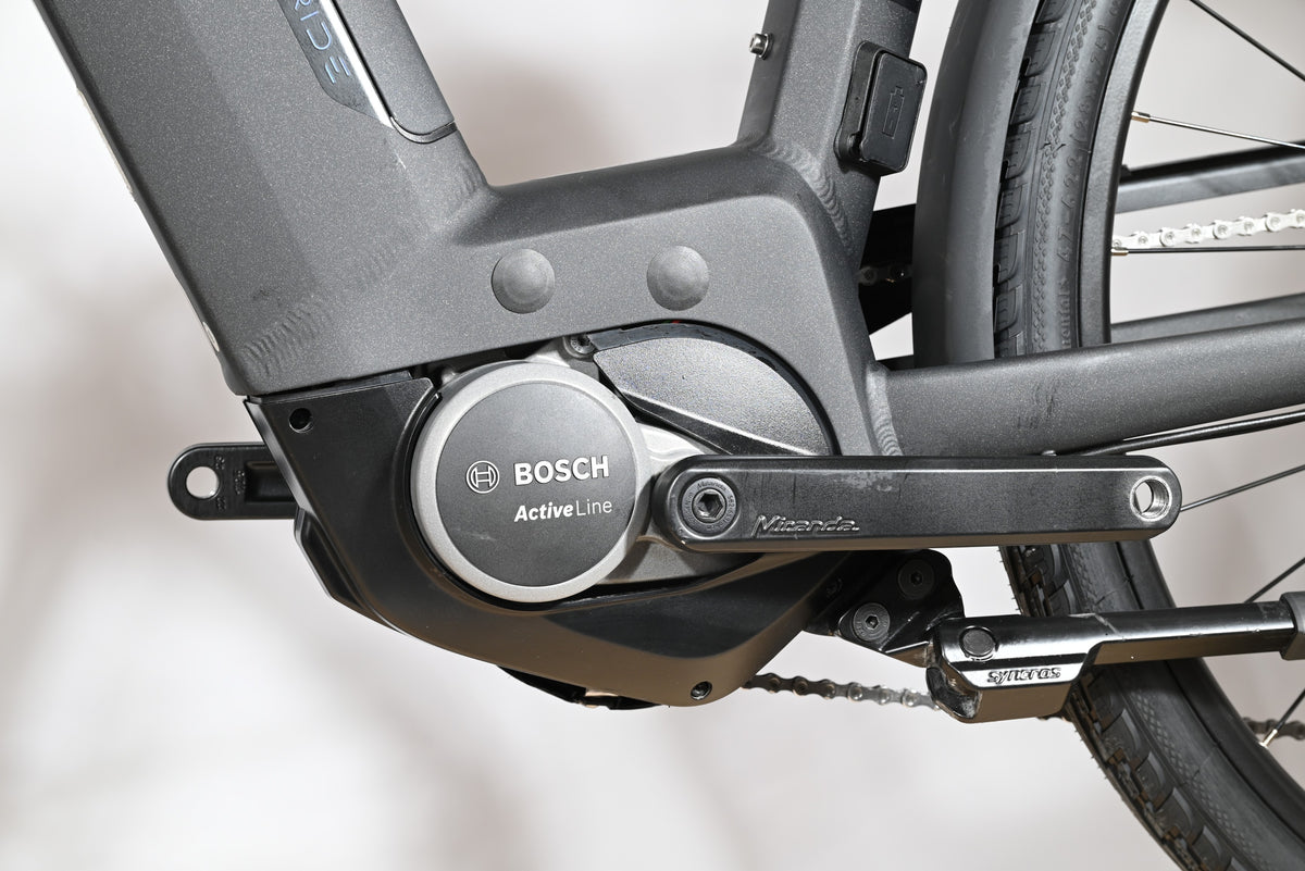 Moteur électrique Bosch Active Line noir monté sur le cadre d'un vélo électrique Loop Sports Scott Sub Active 20