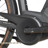 Gros plan sur le moteur Bosch et le pédalier Miranda du vélo électrique Loop Sports Scott Sub Active 20 noir