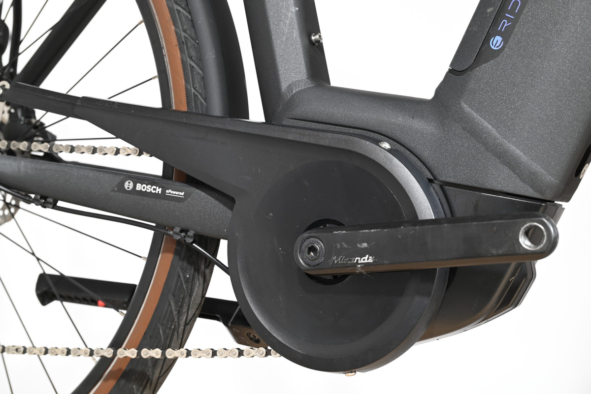 Gros plan sur le moteur Bosch et le pédalier Miranda du vélo électrique Loop Sports Scott Sub Active 20 noir