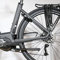 Gros plan sur le cadre gris et le moteur Bosch Active Line du vélo électrique Scott Sub Active 20 chez Loop Sports