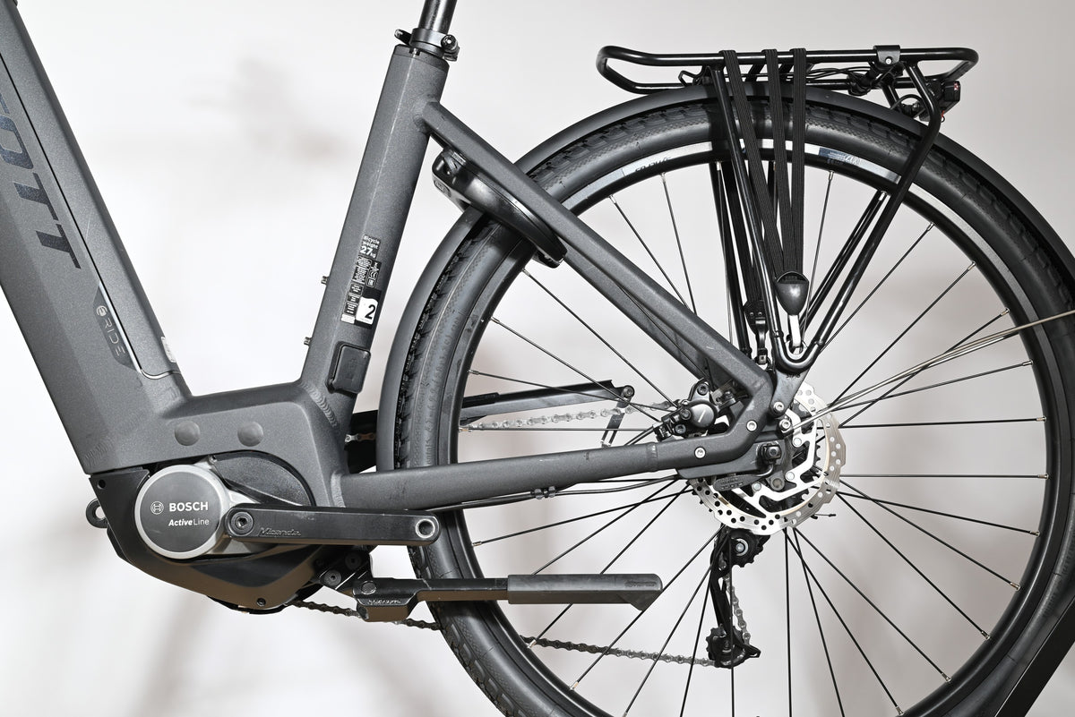 Gros plan sur le cadre gris et le moteur Bosch Active Line du vélo électrique Scott Sub Active 20 chez Loop Sports