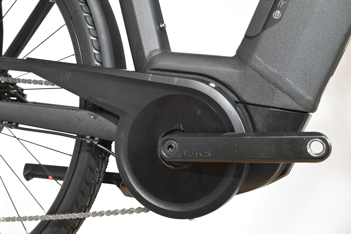 Gros plan sur le moteur électrique et le pédalier du vélo Loop Sports Scott Sub Active 20 gris mat