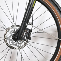 Gros plan sur la roue avant et le frein à disque hydraulique du vélo Loop Sports Scott Sub Active 20
