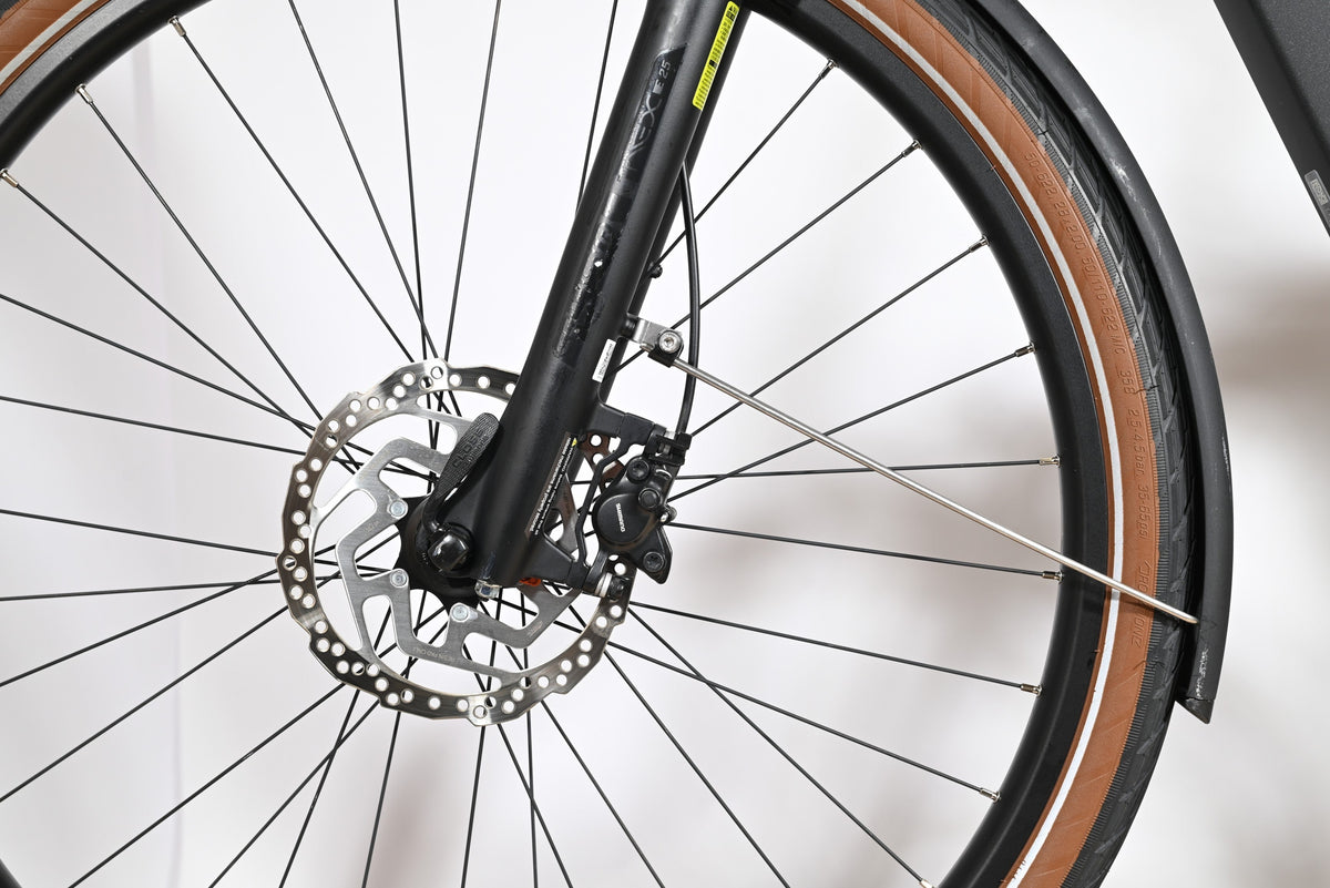 Gros plan sur la roue avant et le frein à disque hydraulique du vélo Loop Sports Scott Sub Active 20
