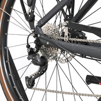 Gros plan sur la transmission et la roue arrière du vélo électrique Loop Sports Scott Sub Active 20 noir
