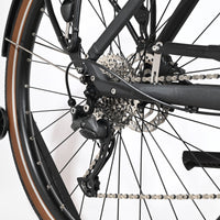 Gros plan sur la roue arrière et la transmission du vélo électrique Loop Sports Scott Sub Active 20 avec pneus marron