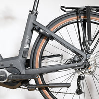 Gros plan sur le cadre arrière et le moteur Bosch Active Line du vélo électrique Loop Sports Scott Sub Active 20
