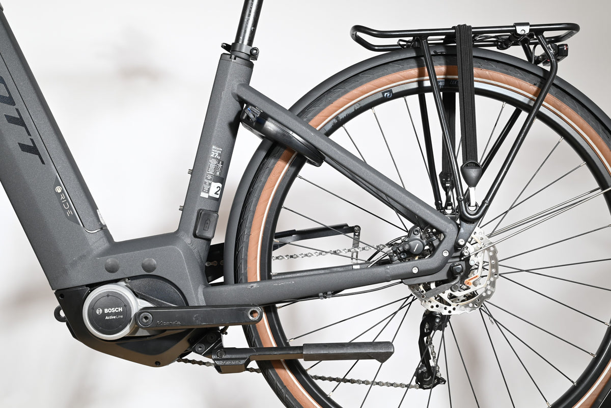 Gros plan sur le cadre arrière et le moteur Bosch Active Line du vélo électrique Loop Sports Scott Sub Active 20