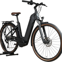 Vélo électrique Loop Sports Scott Sub Active 20 noir avec selle et flancs de pneus marron sur support en bois
