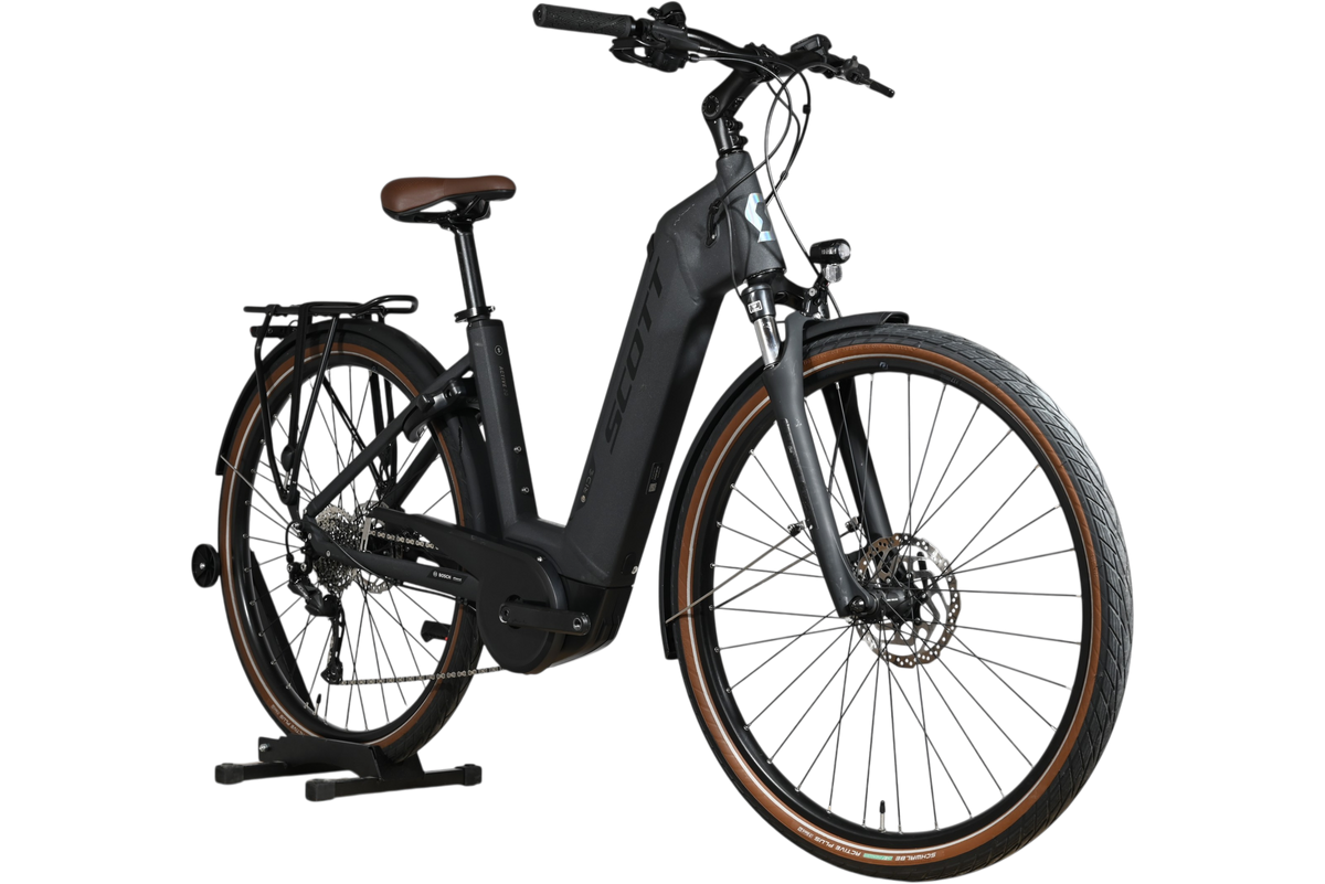 Vélo électrique Loop Sports Scott Sub Active 20 noir avec selle et flancs de pneus marron sur support en bois