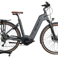 Vélo électrique Scott Sub Active 20 gris mat avec selle marron, porte-bagages et pneus à flancs beiges chez Loop Sports