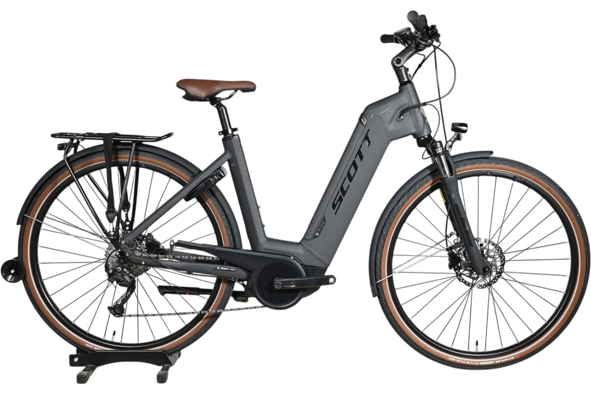 Vélo électrique Scott Sub Active 20 gris mat avec selle marron, porte-bagages et pneus à flancs beiges chez Loop Sports