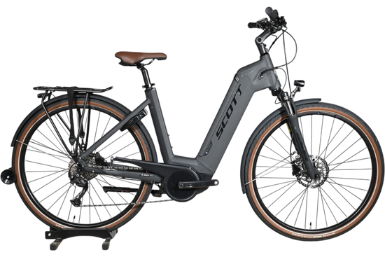 Vélo électrique Scott Sub Active 20 gris mat avec selle marron, porte-bagages et pneus à flancs beiges chez Loop Sports