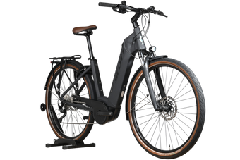 Vélo électrique Loop Sports Scott Sub Active 20 noir avec selle et flancs de pneus marron sur support en bois