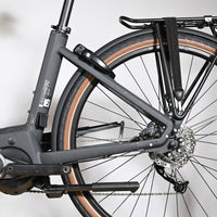Gros plan sur le cadre et la roue arrière du vélo électrique Loop Sports Scott Sub Active 20 avec moteur Bosch
