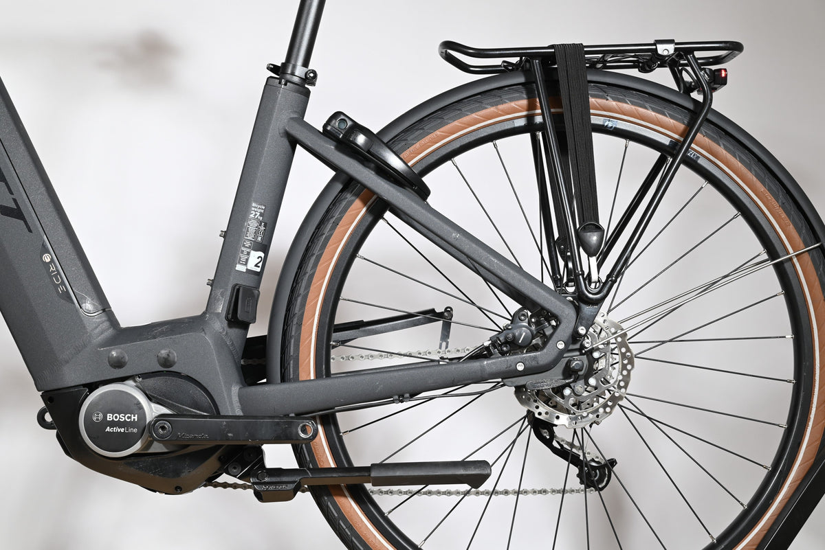 Gros plan sur le cadre et la roue arrière du vélo électrique Loop Sports Scott Sub Active 20 avec moteur Bosch