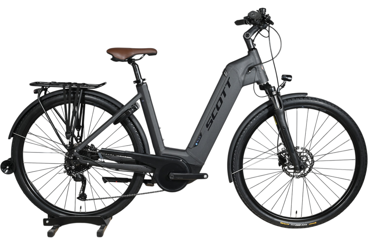 Vélo électrique Scott Sub Active 20 gris mat de Loop Sports avec selle marron, porte-bagages et pneus tout-terrain