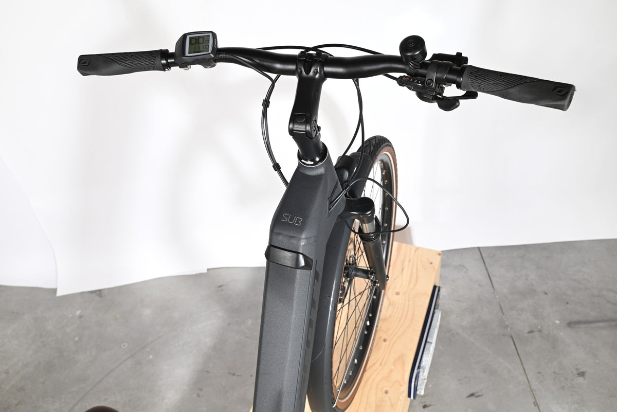 Vue de dessus du guidon et du cadre du vélo électrique Loop Sports Scott Sub Active 20 noir avec écran LCD
