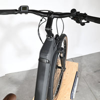 Vue plongeante sur le guidon et le cadre noir du vélo électrique Loop Sports Scott Sub Active 20 avec écran LCD
