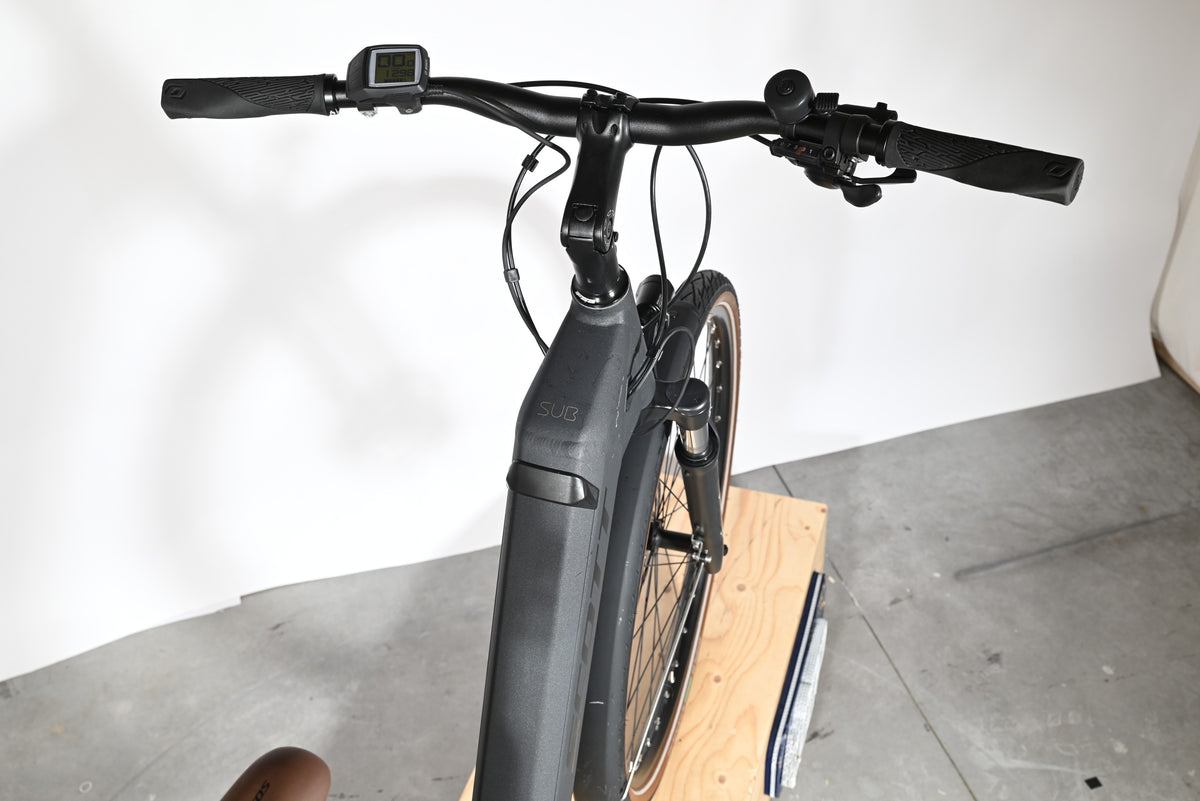 Vue plongeante sur le guidon et le cadre noir du vélo électrique Loop Sports Scott Sub Active 20 avec écran LCD