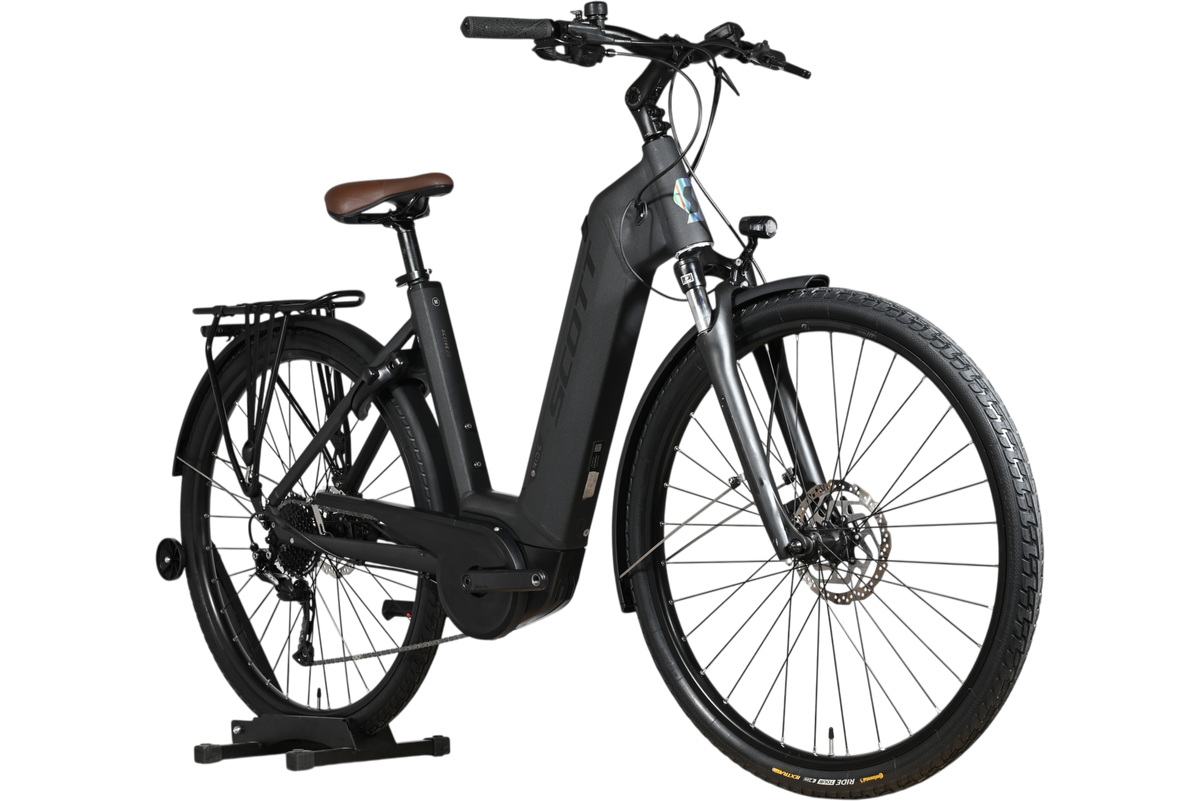 Vélo électrique Scott Sub Active 20 2023 noir avec selle marron, porte-bagages et pneus Continental chez Loop Sports