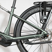 Gros plan sur le cadre vert et le moteur Bosch d'un vélo électrique Loop Sports Scott Sub Tour 10 avec porte-bagages