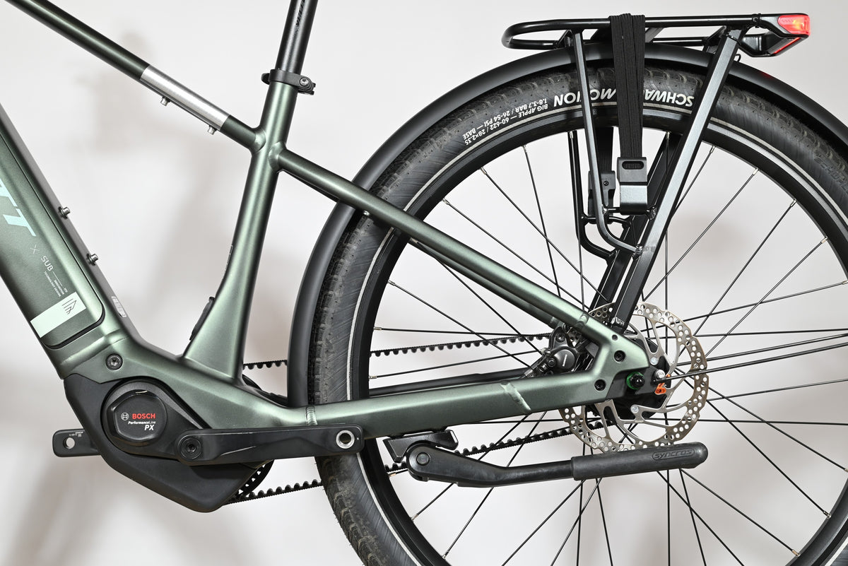 Gros plan sur le cadre vert et le moteur Bosch d'un vélo électrique Loop Sports Scott Sub Tour 10 avec porte-bagages