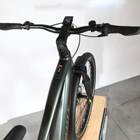Vue rapprochée du guidon et du cadre vert du vélo électrique Scott Sub Tour 10 2026 chez Loop Sports
