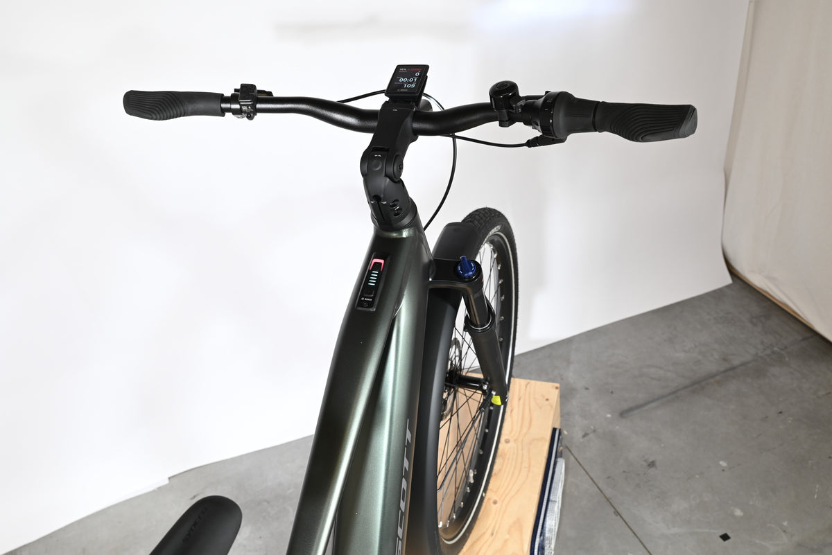 Vue rapprochée du guidon et du cadre vert du vélo électrique Scott Sub Tour 10 2026 chez Loop Sports