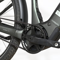 Gros plan sur le pédalier et la courroie Gates Carbon Drive du vélo électrique Loop Sports Scott Sub Tour 10 gris
