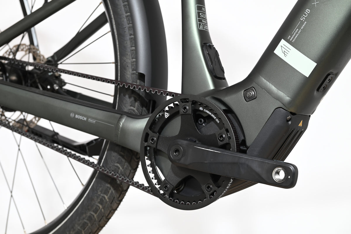 Gros plan sur le pédalier et la courroie Gates Carbon Drive du vélo électrique Loop Sports Scott Sub Tour 10 gris