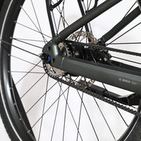 Gros plan sur la roue arrière et la transmission par courroie du vélo électrique Loop Sports Scott Sub Tour 10 2026