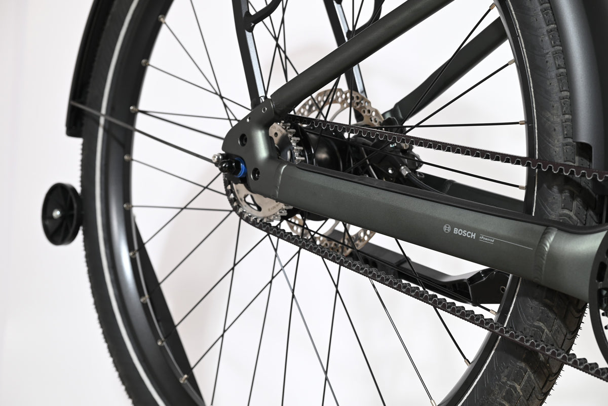 Gros plan sur la roue arrière et la transmission par courroie du vélo électrique Loop Sports Scott Sub Tour 10 2026