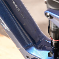 Cadre de VTT électrique bleu pailleté Sunn Charger S1 de Loop Sports avec moteur Bosch et amortisseur RockShox