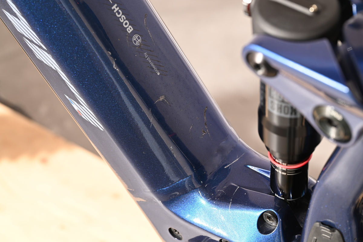 Cadre de VTT électrique bleu pailleté Sunn Charger S1 de Loop Sports avec moteur Bosch et amortisseur RockShox