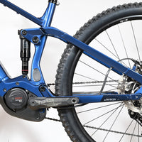 Gros plan sur le cadre bleu et la suspension arrière RockShox du vélo électrique Loop Sports Sunn Charger S1 2025