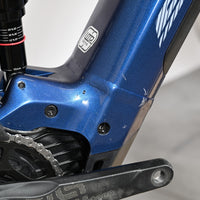 Gros plan sur le cadre bleu du vélo électrique Sunn Charger S1 2025 reconditionné par Loop Sports