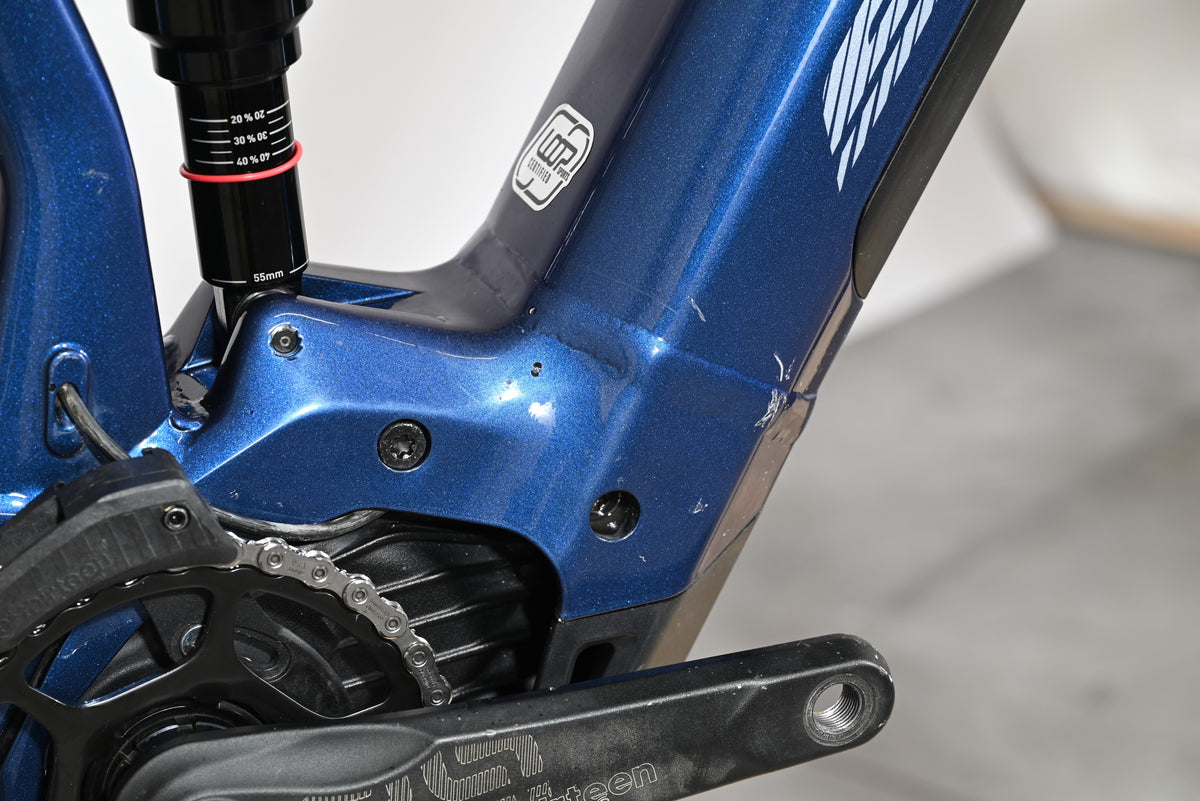 Gros plan sur le cadre bleu du vélo électrique Sunn Charger S1 2025 reconditionné par Loop Sports