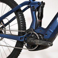 Gros plan sur le cadre bleu et l'amortisseur arrière RockShox du vélo électrique Sunn Charger S1 chez Loop Sports