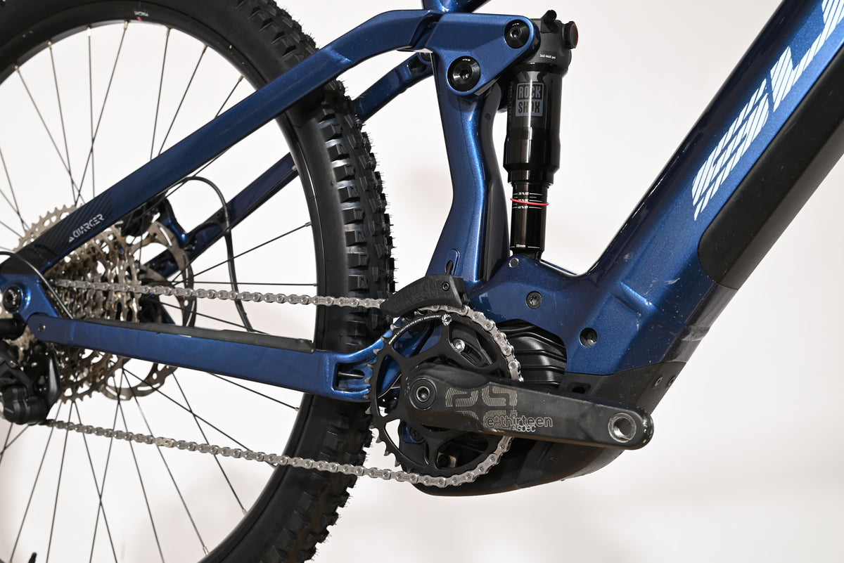 Gros plan sur le cadre bleu et l'amortisseur arrière RockShox du vélo électrique Sunn Charger S1 chez Loop Sports