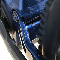 Gros plan sur le cadre bleu brillant d'un vélo électrique Sunn Charger S1 Loop Sports montrant des éraflures